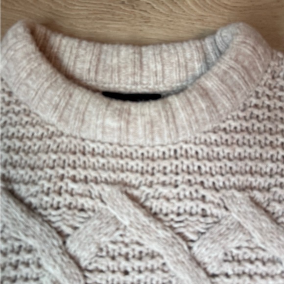 Banana Republic Women’s Tan/Beige Fisherman’s Cable Knit Chunky Cozy Sweater M - Picture 4 of 7